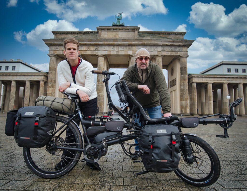 Sebastian und Sven auf einem Tandem vor dem Brandenburger Tor